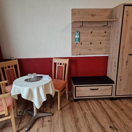 Hotel Weinhaus Am Stiftstor ทรัยส์-คาร์เดิน ภายนอก รูปภาพ
