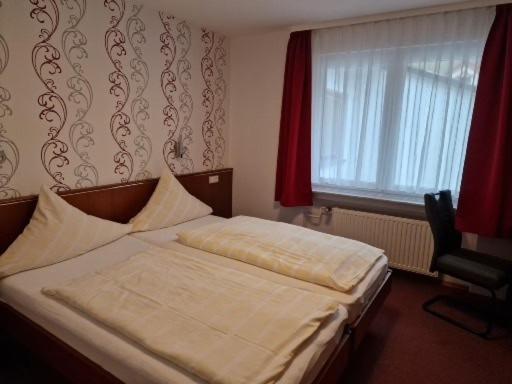 Hotel Weinhaus Am Stiftstor ทรัยส์-คาร์เดิน ภายนอก รูปภาพ