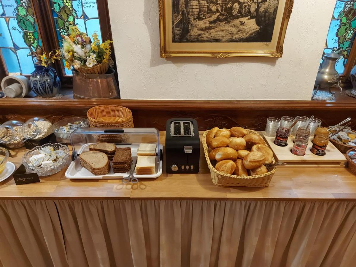Hotel Weinhaus Am Stiftstor ทรัยส์-คาร์เดิน ภายนอก รูปภาพ