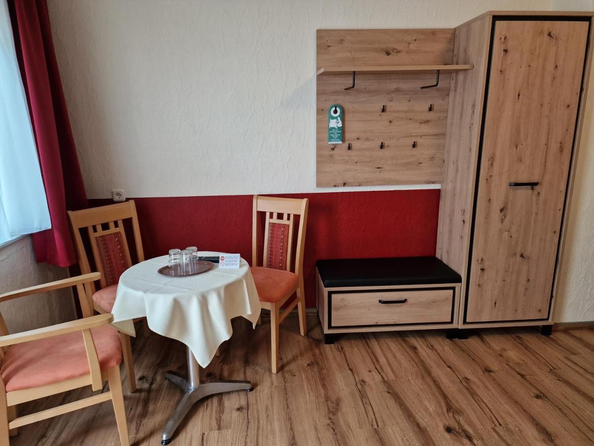 Hotel Weinhaus Am Stiftstor ทรัยส์-คาร์เดิน ภายนอก รูปภาพ