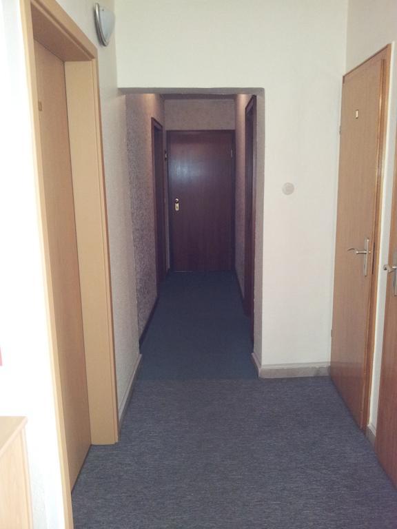 Hotel Weinhaus Am Stiftstor ทรัยส์-คาร์เดิน ภายนอก รูปภาพ