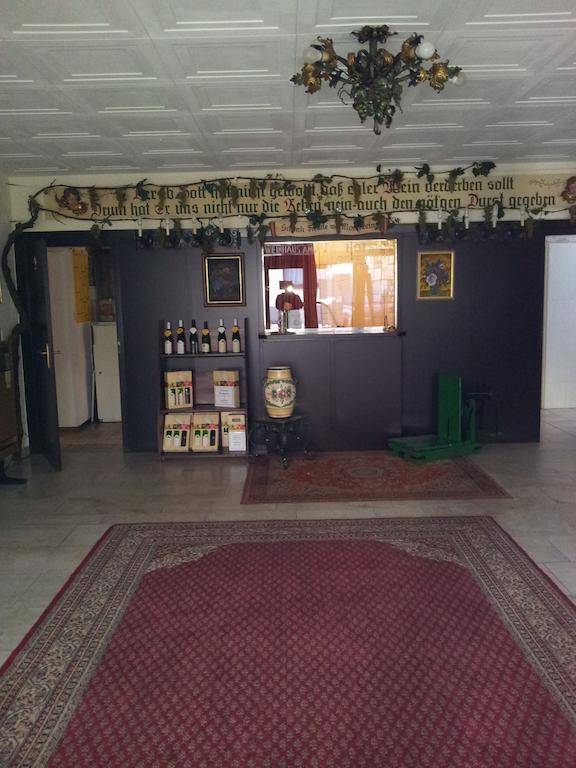 Hotel Weinhaus Am Stiftstor ทรัยส์-คาร์เดิน ภายนอก รูปภาพ