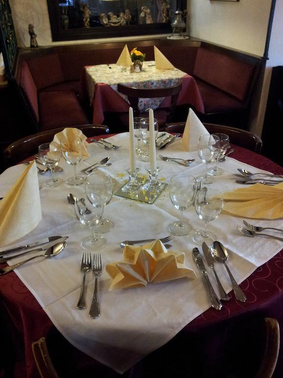 Hotel Weinhaus Am Stiftstor ทรัยส์-คาร์เดิน ภายนอก รูปภาพ