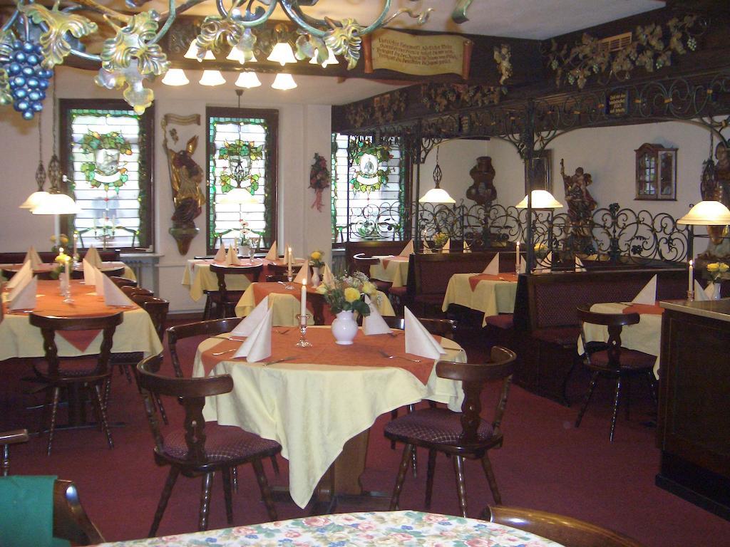 Hotel Weinhaus Am Stiftstor ทรัยส์-คาร์เดิน ภายนอก รูปภาพ
